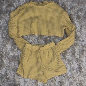 Cute yellow lounge set!